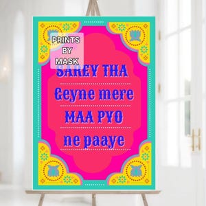 Puede incluir: Un letrero colorido sobre un caballete con texto estilizado. El letrero tiene un centro rosa con texto azul y un borde turquesa con elementos decorativos amarillos y turquesas. El texto incluye "PRINTS BY MASK".
