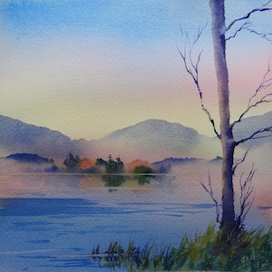 Puede incluir: Pintura a la acuarela de una serena escena lacustre al atardecer. La obra presenta un lago azul y morado que refleja el cielo y montañas distantes. Un árbol desnudo se alza a la derecha, con hierba verde en primer plano.