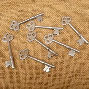 7 Vintage Skelton Keys
