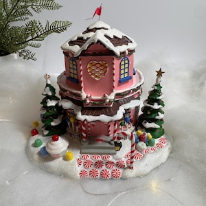 Mrs. Claus&#39; Sweet Shop Christmas Village House by Hawthorne 2003, Includes Box w/COA