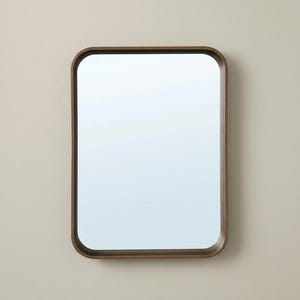 Peut inclure: Miroir rectangulaire aux coins arrondis avec un cadre en bois brun foncé. Le miroir reflète une teinte bleu clair, suggérant un ciel dégagé. Le cadre a une finition lisse et polie. Un élément de décoration simple mais élégant pour la maison.