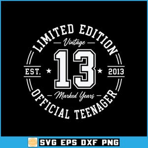 Puede incluir: Un diseño gráfico circular en blanco sobre fondo negro que presenta el texto LIMITED EDITION, Vintage, 13, EST. 2013, Marked Years y OFFICIAL TEENAGER. El diseño utiliza una fuente de estilo atlético en negrita con estrellas separando los textos.