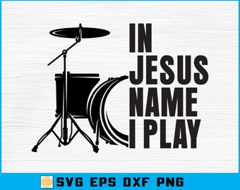 Può includere: Grafica in bianco e nero di una batteria con la scritta "IN JESUS NAME I PLAY". L'immagine include un piatto, un rullante e una grancassa. Lo sfondo è bianco con un bordo blu.