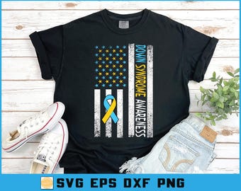 Może przedstawiać: Czarna koszulka z postarzanym wzorem amerykańskiej flagi z niebieskimi i żółtymi gwiazdami oraz wstążką. Tekst "DOWN SYNDROME AWARENESS" jest wydrukowany pionowo. Białe trampki i niebieskie dżinsy.