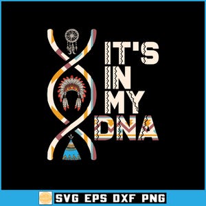 Könnte beinhalten: Schwarzes Grafikdesign mit dem Text "IT'S IN MY DNA". Das Design enthält eine DNA-Strähne mit Elementen, die von den amerikanischen Ureinwohnern inspiriert sind: ein Traumfänger, ein Kopfschmuck und ein Tipi. Das Design ist in Creme-, Orange- und Blautönen gehalten.