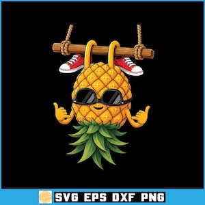 Puede incluir: Un personaje de piña de dibujos animados con gafas de sol negras y haciendo un gesto de mano shaka con ambas manos. La piña cuelga de una barra de columpio de madera mediante dos ganchos amarillos, con zapatillas rojas y blancas colgando.