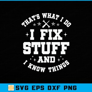 Op de afbeelding: Zwart grafisch ontwerp met de tekst "THAT'S WHAT I DO I FIX STUFF AND I KNOW THINGS" in het wit. Het ontwerp bevat een moersleutel en sterren. De onderkant van de afbeelding bevat de tekst "SVG EPS DXF PNG".