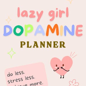 Peut inclure: Un planificateur avec les mots "lazy girl DOPAMINE PLANNER" en lettres colorées. Un cœur rose avec un visage souriant et un petit rectangle rose avec le texte "do less. stress less. achieve more."