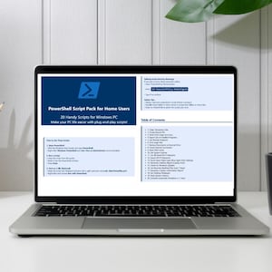 Op de afbeelding: Een laptop toont een blauw-wit scherm met de tekst "PowerShell Script Pack for Home Users". De laptop staat op een witte tafel, naast een zwarte mok, een houten potloodhouder en een stapel notitieboekjes.