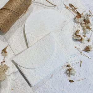 Handgemaakte papieren enveloppen, pak van 5 kleine mooie handgemaakte witte enveloppen, junkjournaling, scrapbookingateliers, kaarten maken, knutselen