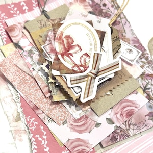 Bundel roze rommeltijdschriften en ephemera, 60 stuks schrootboekingsbenodigdheden, stickers, ambachtelijke benodigdheden, papieren verpakking, junkjournaling