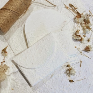 Handgemaakte papieren enveloppen, pak van 5 kleine mooie handgemaakte witte enveloppen, junkjournaling, scrapbookingateliers, kaarten maken, knutselen