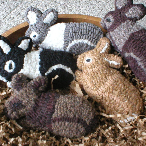 Hooked Rug One Rabbit Ornament/ Bowl Filler Rue23paris Hooked Rug Bunny Ornament