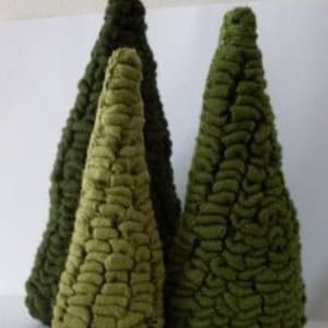 Peut inclure: Quatre arbres décoratifs faits à la main, verts et en forme de cône. Les arbres varient en nuances de vert, de l'olive clair au vert forêt profond. La surface texturée de chaque arbre donne un aspect unique et artisanal. Ces arbres décoratifs sont parfaits pour ajouter une touche de nature.