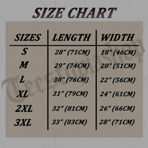 Puede incluir: Una tabla de tallas con el t&iacute;tulo "SIZE CHART" en una fuente estilizada. La tabla enumera las tallas S a 3XL, con las medidas de largo y ancho correspondientes en pulgadas (y cent&iacute;metros). El fondo es de color marr&oacute;n claro.