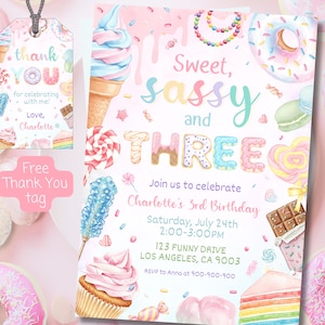 Op de afbeelding: Een aquarel uitnodiging voor een derde verjaardagsfeest. De uitnodiging bevat de tekst "Sweet, sassy and THREE" met kleurrijke illustraties van snoep, waaronder ijs, donuts en een cupcake. Een bijpassend bedanklabel is ook inbegrepen.