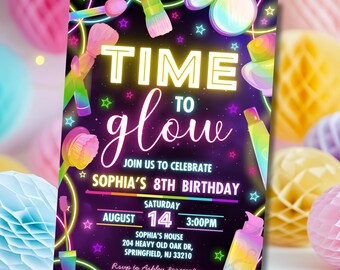 Puede incluir: Una invitación vibrante con las palabras "TIME TO glow" en amarillo brillante y blanco. La invitación es para el 8º cumpleaños de Sofía, con la fecha, la hora y los detalles del lugar. Pinceles de maquillaje y estrellas decoran la invitación.