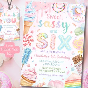Puede incluir: Una invitación en acuarela con fondo rosa, con dulces como donas, helados y caramelos. El texto dice "Sweet, Sassy, and Six" con detalles para una fiesta de 6 cumpleaños. También se incluye una etiqueta de agradecimiento a juego.