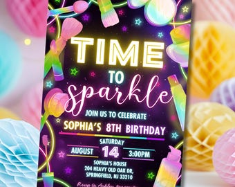 Puede incluir: Una invitación vibrante con el texto "TIME TO SPARKLE" en amarillo neón y rosa. La invitación es para el 8º cumpleaños de Sofía, el 14 de agosto a las 15:00 horas. Pinceles de maquillaje y estrellas decoran la invitación.