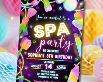 Puede incluir: Una vibrante invitación a una fiesta de spa, con texto de neón e ilustraciones coloridas de brochas de maquillaje y productos de belleza. La invitación dice "You're invited to a SPA party to celebrate Sophia's 8th Birthday" el 14 de agosto a las 3:00 PM.