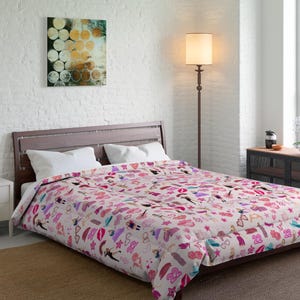 Stylish Comforter Taylor Comforter Bold Fashion Print Taylor Bedding Gift Swifty Comforter Chic Bedroom Decor Perfect Gift for Swifty