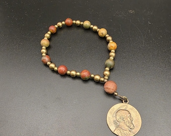 Decina tascabile di San Giuseppe – Diaspro Red Creek e legno pietrificato / Regalo cattolico fatto a mano