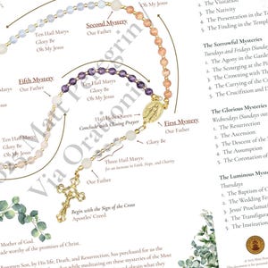 Könnte beinhalten: Ein Rosenkranz mit Perlen in Orange-, Lila- und Weißtönen, mit einem goldfarbenen Kruzifix und einer Medaille. Das Bild enthält Text über die Geheimnisse des Rosenkranzes und Gebete.