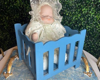 vtg Artmark 1960s porcelain musical baby doll in crib (works)