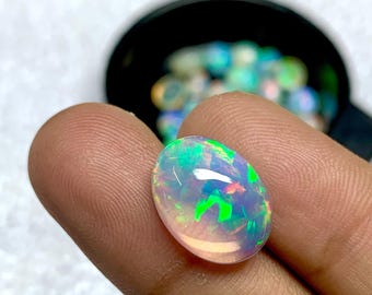 Natürlicher Regenbogen Feueropal Cabochon, 5.80 Crt ovaler Welo Opal
