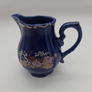 Jarra pequeña de porcelana cobalto japonesa vintage, estilo pavo real, 8,9 cm de alto