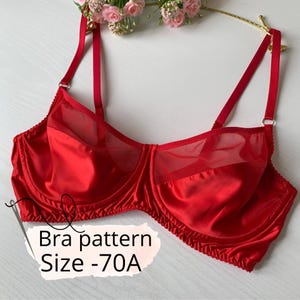 Può includere: Un reggiseno rosso in raso con inserti in rete trasparente e spalline regolabili. Il reggiseno presenta un design classico con ferretto. Il testo sull'immagine recita "Bra pattern Size -70A".