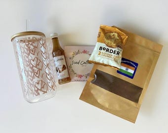 Iced coffee gift set: drinks tumbler with straw, coffee, biscuits and flavoured syrup