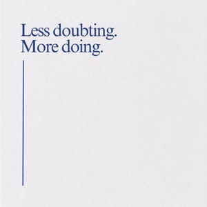 Puede incluir: Una impresión cuadrada blanca con el texto en azul oscuro Less doubting. More doing. situado sobre una línea vertical larga, fina y de color azul oscuro en el lado izquierdo. El diseño utiliza una disposición limpia con un alto contraste.