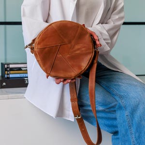 Leather round bag for women, Crossbody round bag, Leather circle bag, Round shoulder bag, Stylish leather bag, Small crossbody bag