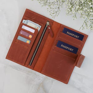 Leder Familienpasshülle, personalisierte Reisebrieftasche, Reisepasshülle, Reisepass-Organizer Leder, gravierte Reisebrieftasche
