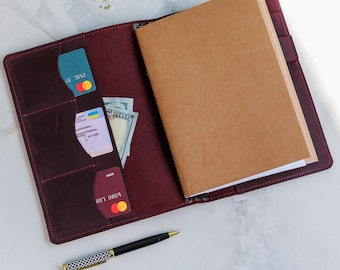 Couverture pour ordinateur portable en cuir à monogramme, Couverture pour ordinateur portable avec passant pour stylo, Couverture pour ordinateur portable personnalisée, Étui pour ordinateur portable en cuir, Couverture de journal rechargeable