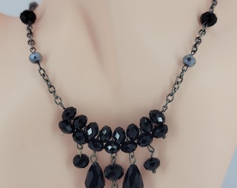 Colar elegante feito à mão com contas de cristal preto e corrente de bronze
