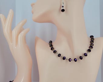 Conjunto de collar de cristal morado: cadena de metal, pendientes y pulsera hechos a mano.