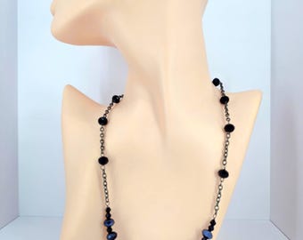 Este é um colar elegante feito à mão, com contas de cristal preto combinadas a uma corrente cor de chumbo.