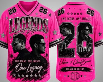 Maglia da football marrone di Usher Chr1s, maglietta da concerto delle leggende R&B, abbigliamento per fan del tour 2026, abbigliamento merchandising musicale, maglietta sportiva Two Icons, maglia da baseball RB