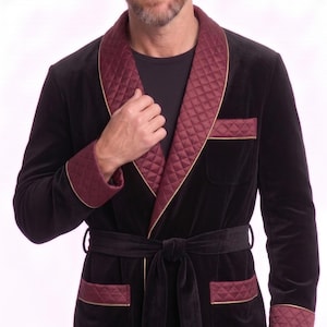 Giacca trapuntata in raso bordeaux con revers da uomo in velluto
