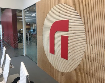 Logotipo de madera tallada / Pieza de marca de pared gráfica