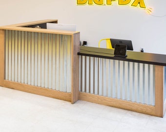 Mostrador de recepción de metal corrugado