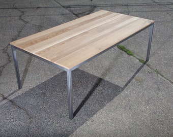 Mesa de pata de acero y Rift Sawn Oak Parsons