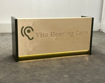 Mostrador de recepción básico de madera contrachapada de abedul con logotipo tallado, acabado dividido, zócalo de color claro y ENVÍO GRATIS incluido