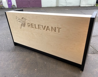 Mostrador de recepción básico de madera contrachapada de abedul con logotipo tallado y acabado dividido con ENVÍO GRATIS incluido