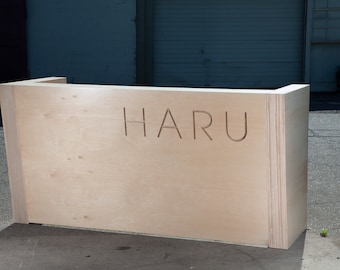Mostrador de recepción estándar de madera contrachapada de abedul con logotipo tallado