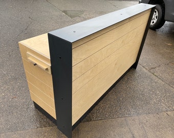 Mostrador de recepción de abedul revestido en metal con logotipo tallado