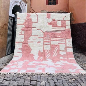 Luxury Moroccan Wool Rug – Blush Pink & Ivory Abstract Berber Carpet – Handwoven Boho Area Rug – Soft Modern Living Room Floor Decor
