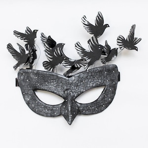 Black Raven Masquerade Mask: Gothic Fantasy Costume with Rhinestones